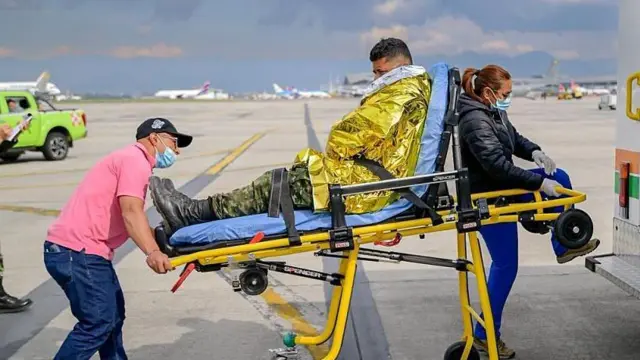 Personal militar siendo transferido tras el accidente ocurrido en Putumayo el 23 de marzo de 2026.