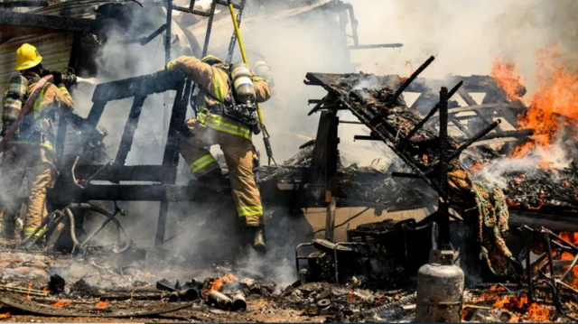 지난 2일 오로빌 지역에서 발생한 화재가 캘리포니아로 번지면서 수만 명이 대피했고 25개의 건물이 파손됐다