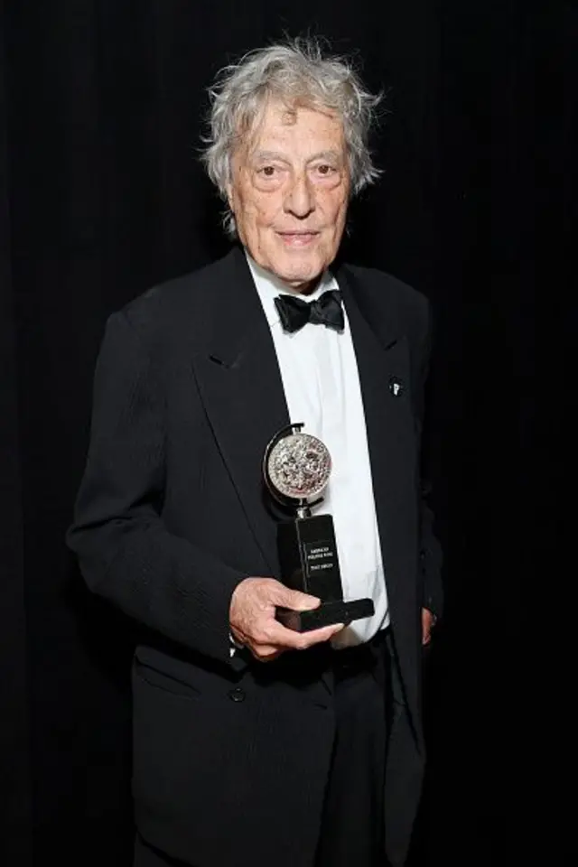 Том Стоппард отримує нагороду Tony Awards за п'єсу "Леопольдштадт" у липні 2023 в Нью-Йорку