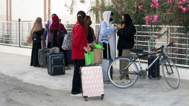 Pokistonga qaytgan Eronda tahsil olib kelayotgan pokistonlik talaba qizlar