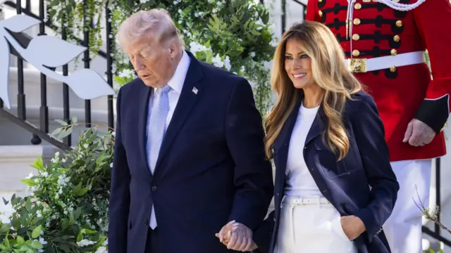 美国总统特朗普（左）与夫人梅拉尼娅·特朗普（右）在华盛顿白宫出席复活节活动（6/4/2026）