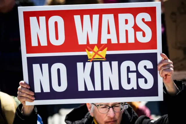 Những người biểu tình tại cuộc tuần hành “No Kings” phản đối Trump ở Tòa nhà Quốc hội bang Vermont, thành phố Montpelier, Vermont. (Ảnh: John Lazenby/UCG/Universal Images Group qua Getty Images)