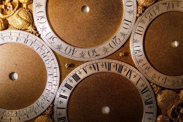 Partes de la esfera del reloj H1, círculos con números de las horas, minutos y segundos