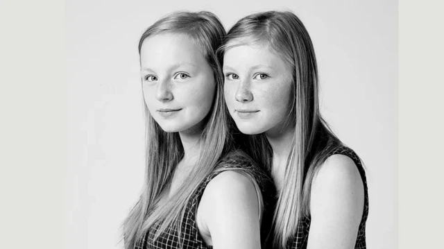 एकसारख्या दिसणाऱ्या दोन मुली 