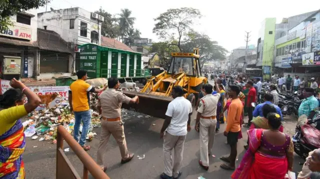 పారిశుధ్య కార్మికులు
