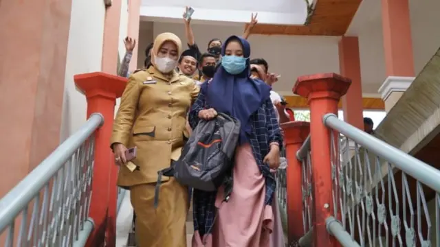 Hervina usai mediasi di Gedung DPRD Kabupaten Bone.