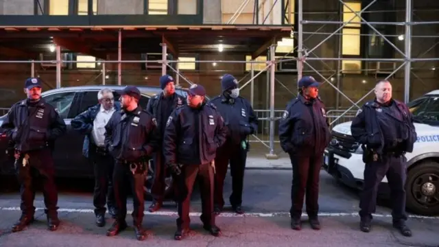 Policiais parados na rua