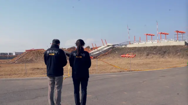 사고 수습 이후 현장에 도착해 묵념을 하는 차운 경감과 김경희 검시관