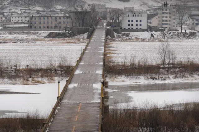 แม่น้ำทูมันที่เป็นชายแดนกั้นระหว่างเกาหลีเหนือและประเทศจีน ซึ่งผู้แปรพักตร์หลายรายใช้เป็นเส้นทางหนีออกจากประเทศ รวมทั้งคิมฮักมินด้วย