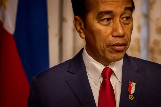 Presiden Indonesia Joko Widodo menyampaikan pernyataan bersama dengan Presiden Filipina Ferdinand Marcos Jr. (tidak terlihat) selama kunjungannya di Istana Malacanang pada 10 Januari 2024 di Manila, Filipina.