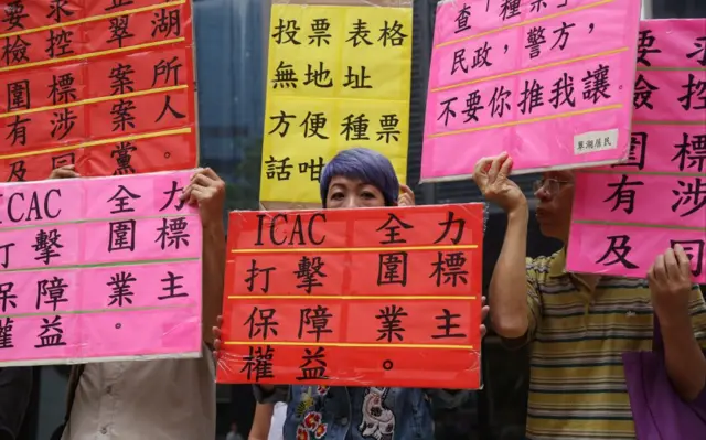 2016年9月29日,“全港业主反贪腐反围标大联盟”到湾仔的法院外抗议。一名业主手上持有“ICAC 全力打击围标 保障业主权益”的标语。