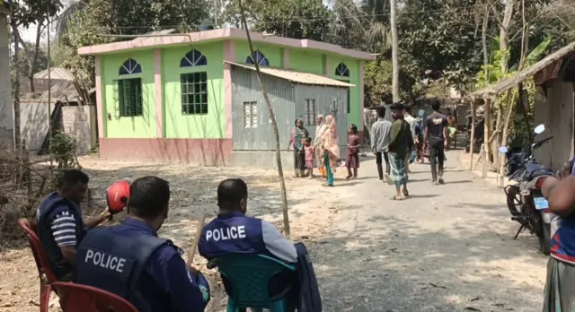 ঘটনার পর সেখানে পুলিশ মোতায়েন করা হয়েছে