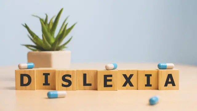 Bloque de lechas con la palabra dislexia.