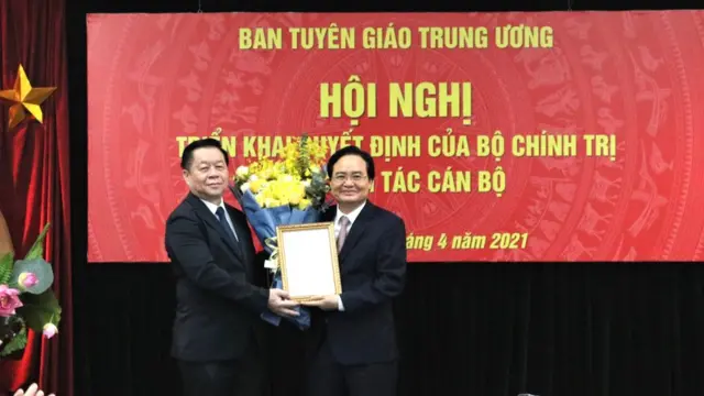 Ông Phùng Xuân Nhạ (phải)