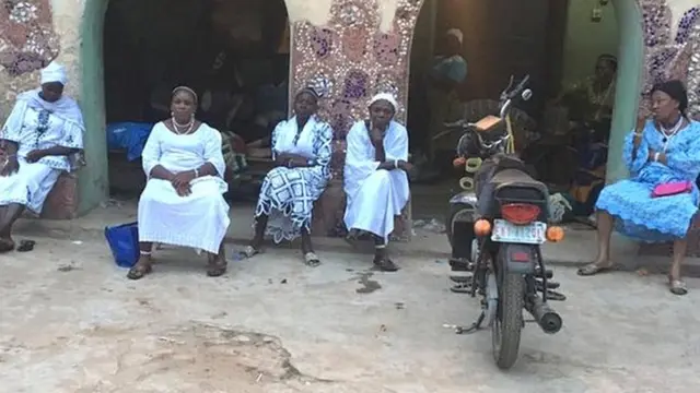 Awọn obinrin to wọ asọ funfun