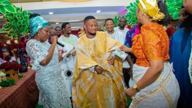 Bayii ni iya Lawrence ṣe fi owo yẹ ọmọ rẹ si, lasiko to n jo nibi eto idana naa