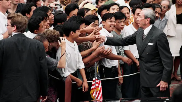 Nhiều người ở Hà Nội đón chào nhà ngoại giao Mỹ năm 1995