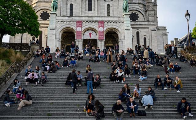 Personas en las escaleras del Sagrado Corazón en París.