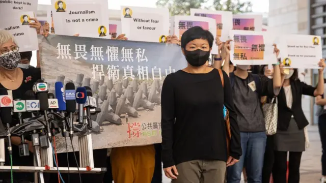 蔡玉玲（中）在西九龙裁判法院外会见记者同业（22/4/2021）