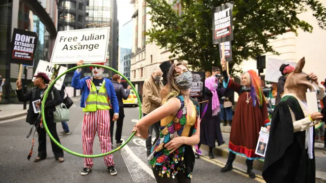 Демонстрация около Олд-Бейли