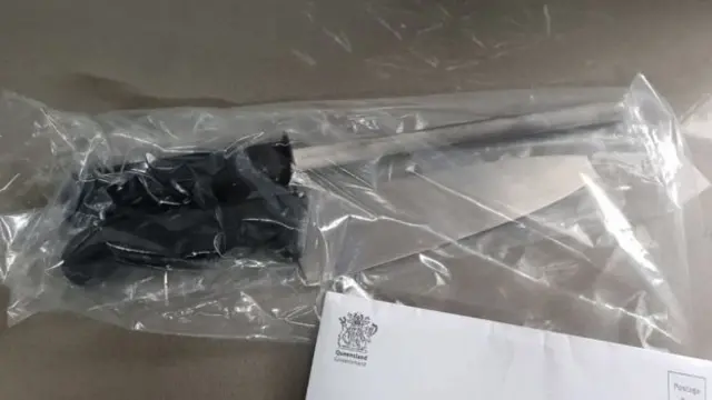 Un cuchillo y un afilador en una bolsa plástica