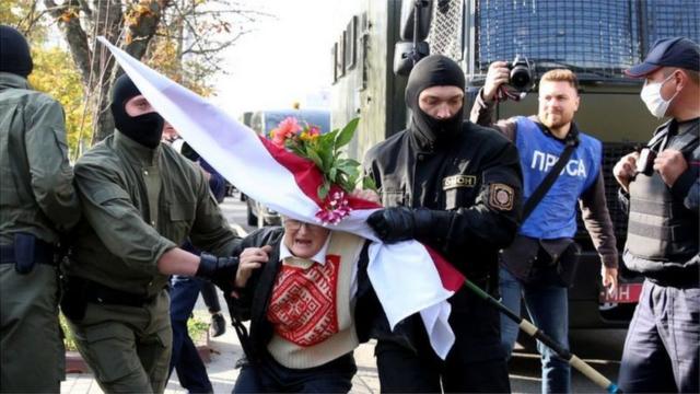 من بين المعتقلين نينا باهينسكايا، الجدة الكبرى البالغة من العمر 73 عاماً والتي أصبحت رمزاً لحركة الاحتجاج.