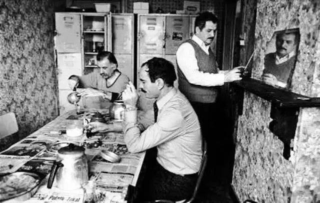 "Cenazesiyle birlikte her şeyini memlekete yolladık. Yalnız radyosu kaldı. Türkiye frekansı bozulmasın diye duvara sabitlemişti, ayıramadık"