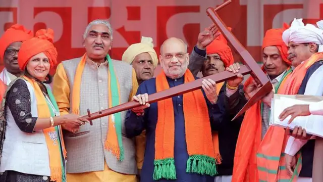 केंद्रीय गृहमंत्री अमित शाह आणि इतर भाजपा नेते.