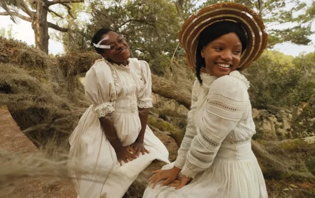 La version de Bazawule du film emblématique met en scène Phylicia Pearl Mpasi (à gauche) et Halle Bailey (à droite).