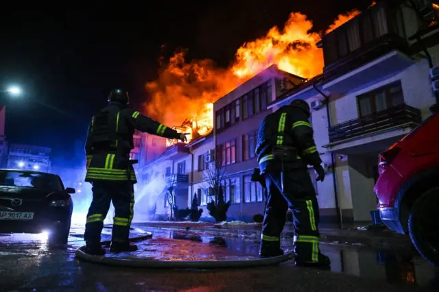 ड्रोन हल्ल्यात उध्वस्त झालेली इमारत