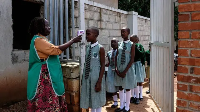 Umuforomakazi ariko arapima ubushuhe bw'umubiri bw'abanyeshure imbere y'uko binjira mw'ishure