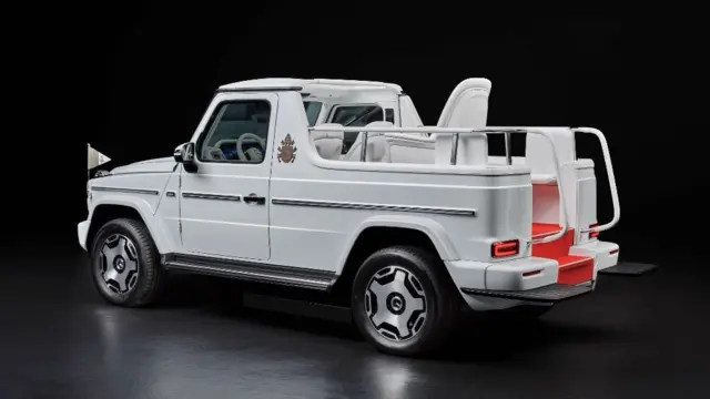 سقف شیشه‌ای پاپ‌موبیل را می‌توان برداشت