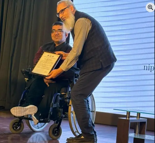 निपुण मल्होत्रा ( व्हील चेयर पर बैठे हुए) विकलांग लोगों के लिए काम करते हैं 