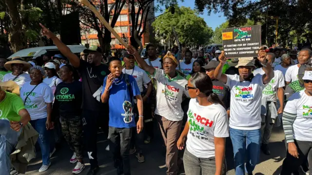 Dozens of pipo gada for Pretoria to protest say make migrants comot from South Africa - April 28 2026