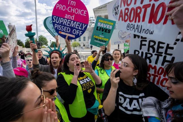 Những người chống và ủng hộ phá thai biểu tình bên ngoài Tòa án Tối cao ở Washington ngày 24/4/2024