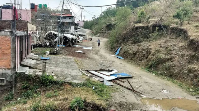 गुल्मीको मालिका गाउँपालिकामा उडाएर सडकमा ल्याएका स्थानीयको घरका छाना