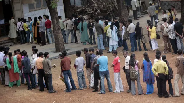 खासगी शाळांमध्ये प्रवेश घेण्यासाठी होणारी पालकांची गर्दी