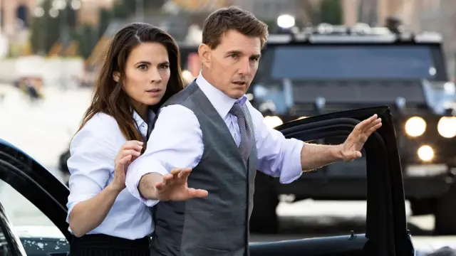 الممثل توم كروز والممثلة هايلي اتويل في لقطة من فيلم المهمة المستحيلة