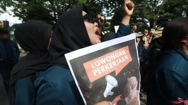 Seorang mahasiswi Universitas Brawijaya membawa poster saat melakukan unjuk rasa di depan Gedung DPRD Kota Kediri, Jawa Timur, Rabu (19/2/2025). Aksi tersebut untuk menuntut perhatian pada anggaran pendidikan dan kesehatan.