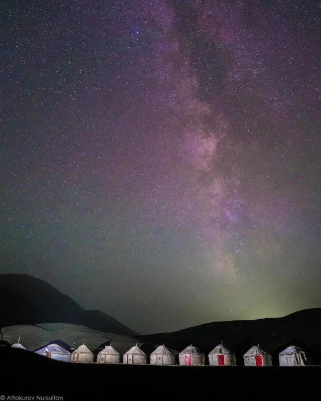 Каз катар тигилген боз үйлөр...