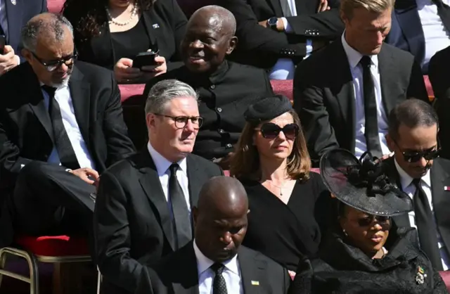 스타머 영국 총리(가운데)와 WHO 사무총장 (왼쪽)