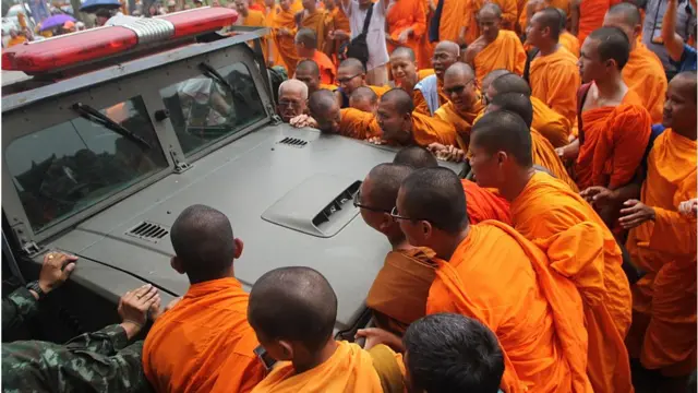 သံဃာတော်တွေနဲ့ လုံခြုံရေး တပ်ဖွဲ့တွေအကြား က ထိပ်တိုက် ရင်ဆိုင်မှု