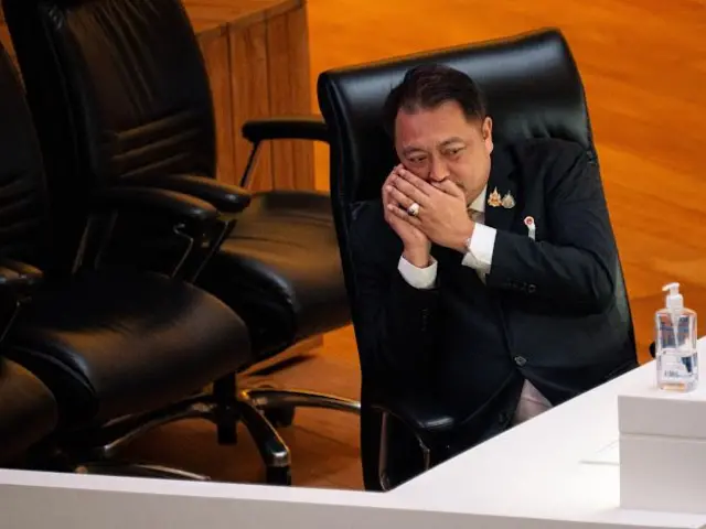 สุชาติ ชมกลิ่น 