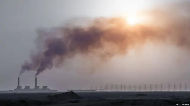 समुद्री पानी को साफ़ करने वाले एक संयंत्र से निकलता धुआं.