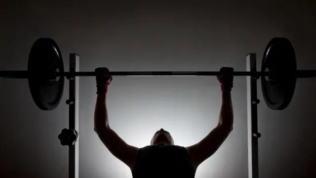 ağırlık kaldıran sporcu