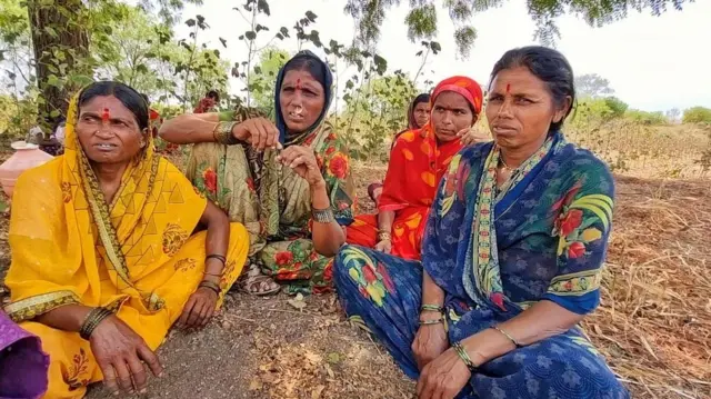 कापसाच्या शेतात बसलेल्या महिला