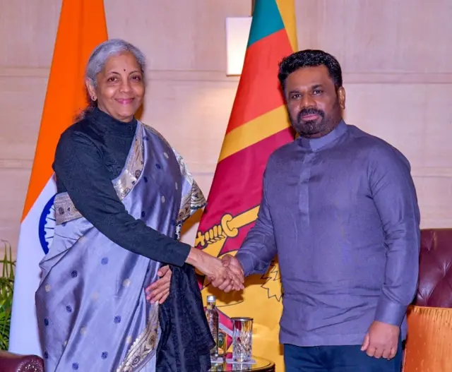 ජනාධිපතිවරයා සහ ඉන්දීය මුදල් හා ආයතනික කටයුතු පිළිබඳ අමාත්‍ය නිර්මලා සීතා රාමන් 