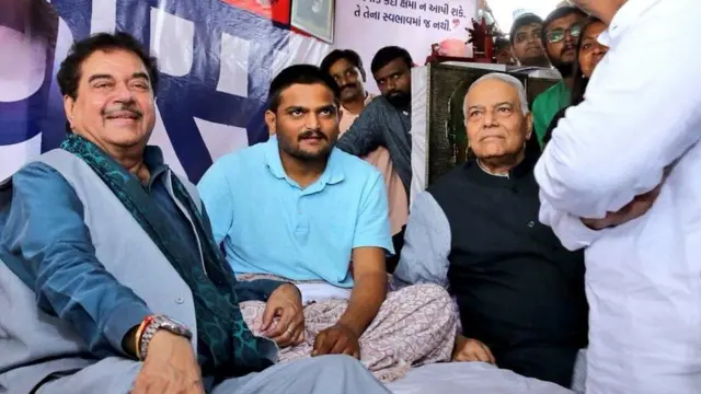હાર્દિક પટેલને મળવા પહોંચેલા શત્રુઘ્ન સિંહા અને અન્ય નેતા