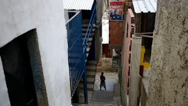 Un niño en el fondo de una escalera