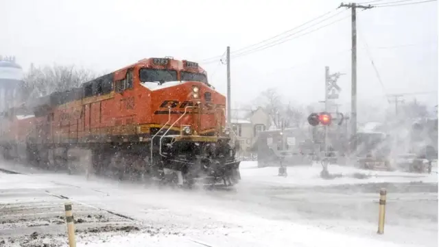 Поезд в снегу